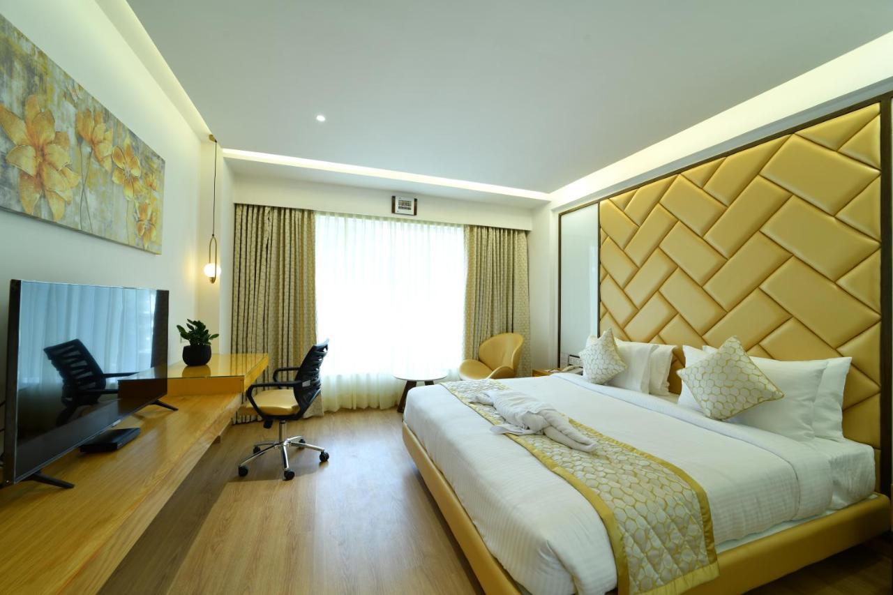 The President Hotel, Kumarapark Бангалор Екстериор снимка
